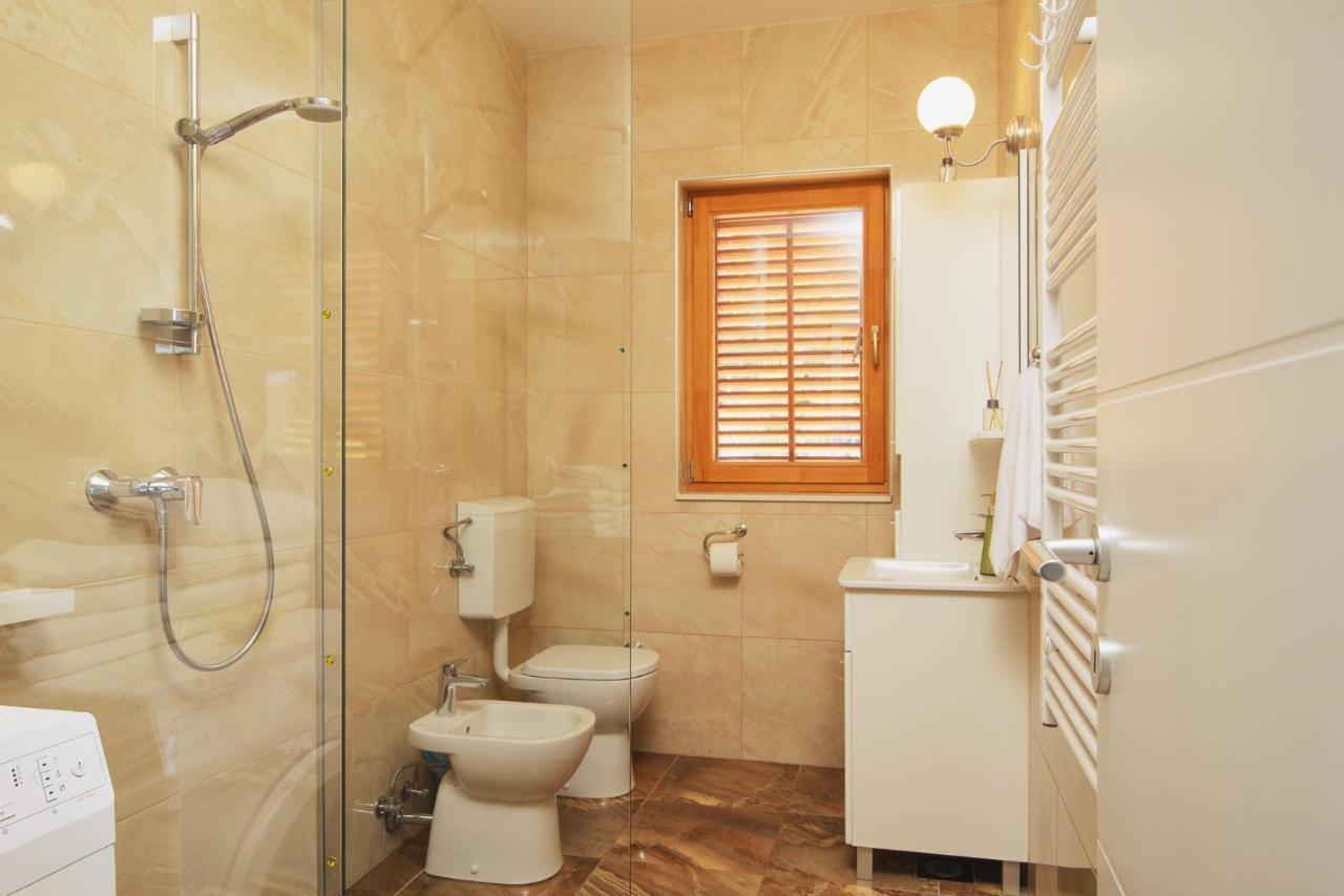 Villa Bua - Beautiful Seafront Apartments تروغير المظهر الخارجي الصورة